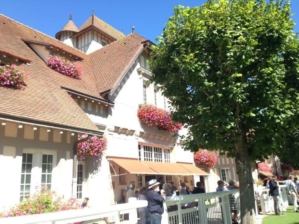 Ferienwohnung L'Atelier des Planches Deauville Exterior foto